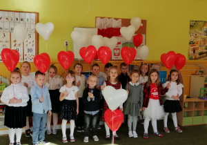 Dzieci, trzymając w ręku balony biało-czerwone ustawiają się do odśpiewania hymnu.